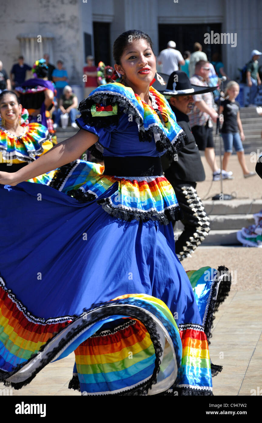 Mexican Traditional Dancing Stock Photo - Alamy