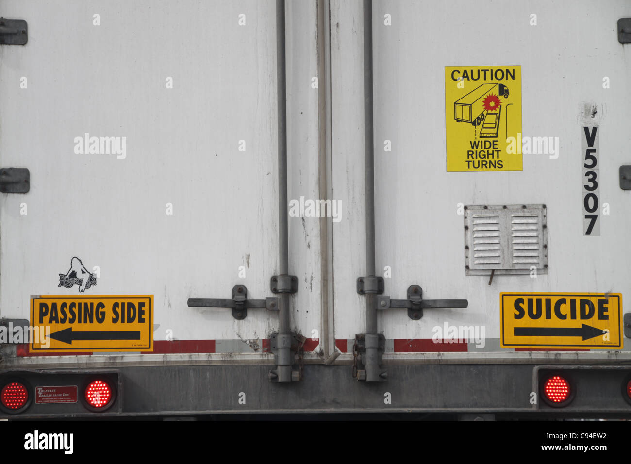 tractor-trailer-warning-passing-side-suicide-C94EW2.jpg