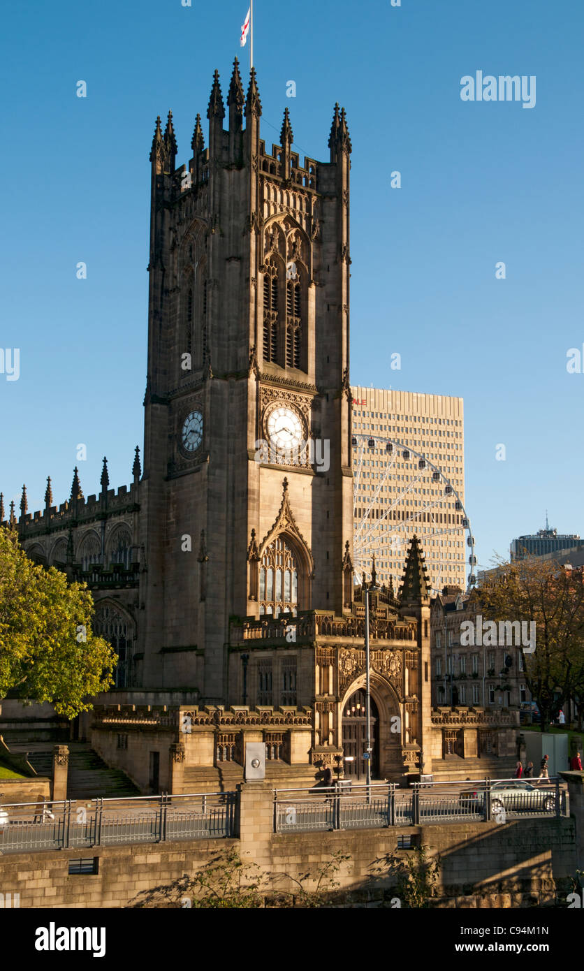 Manchester Cathedral, Victoria Street, Manchester, England, UK. Behind is the Wheel of Manchester and the Arndale Centre tower. Stock Photo