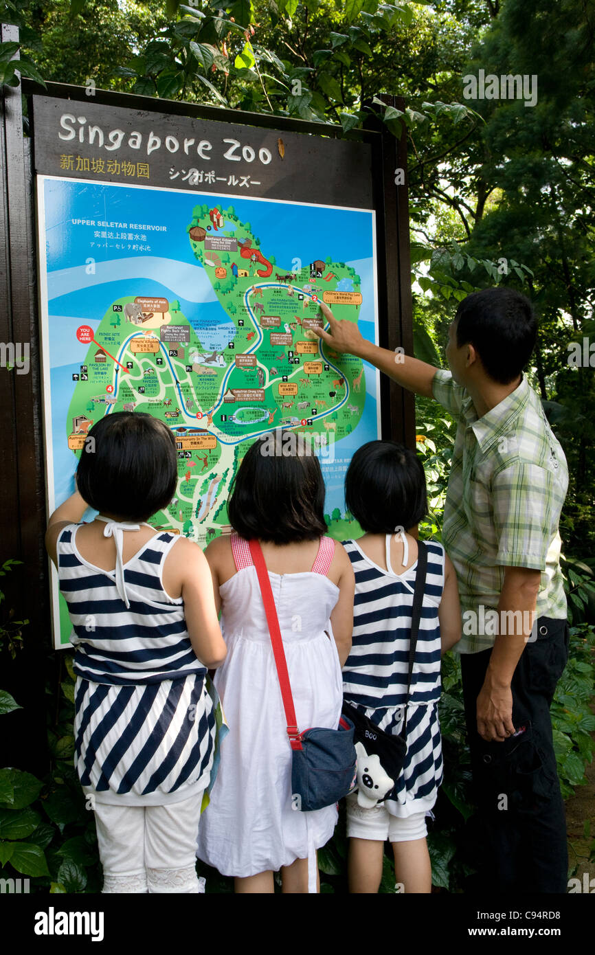 Singapore Zoo: family looking at zoo map Stock Photo: 40058852 - Alamy