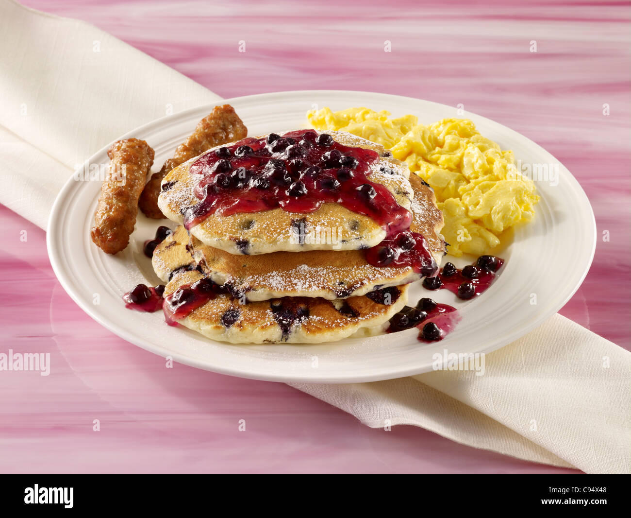 https://c8.alamy.com/comp/C94X48/blueberry-pancakes-with-eggs-and-sausage-C94X48.jpg