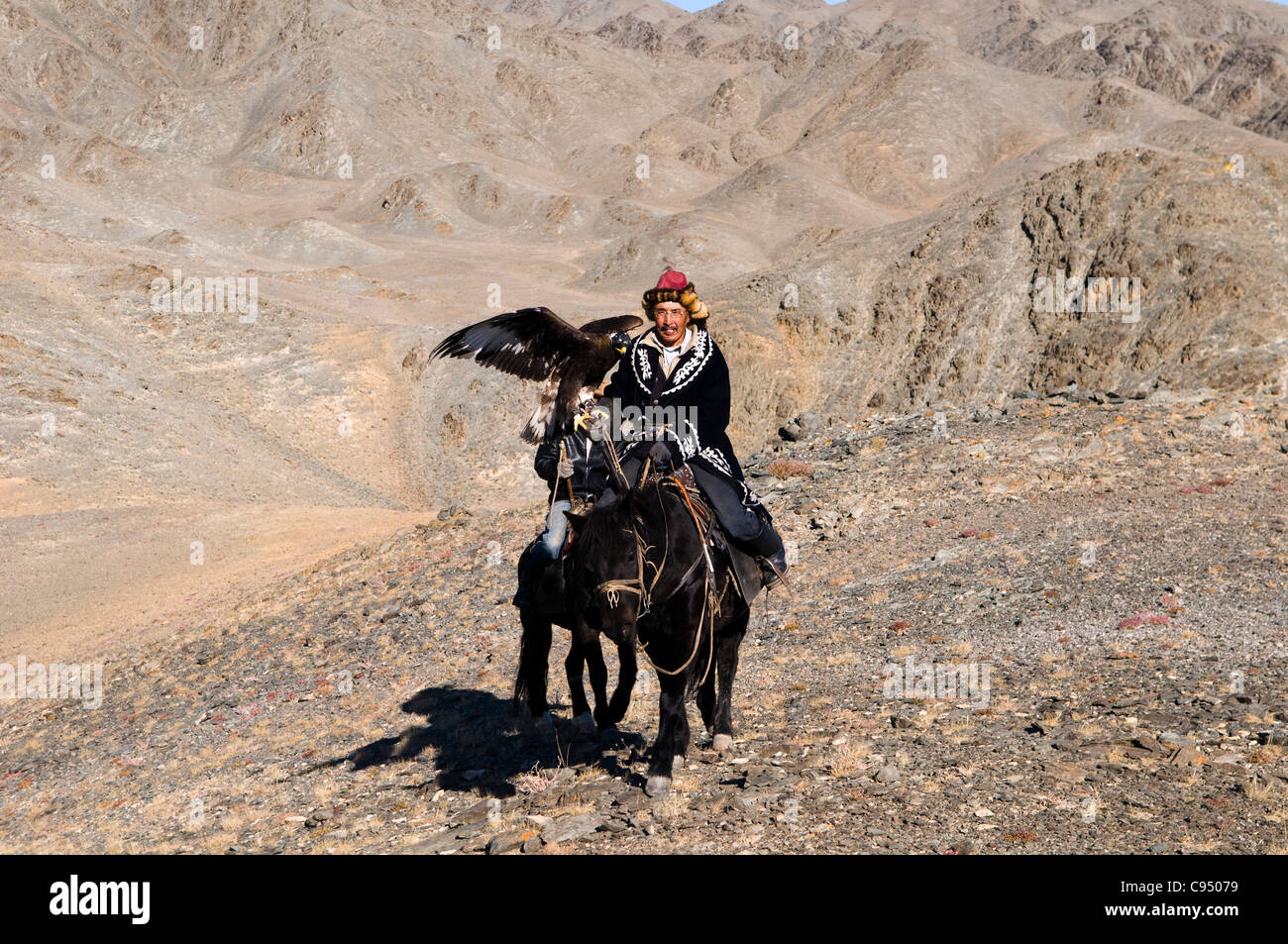 Kazakh eagle hunter and his golden eagle in the Altai Region of Bayan-Ölgii in Western Mongolia. Stock Photo
