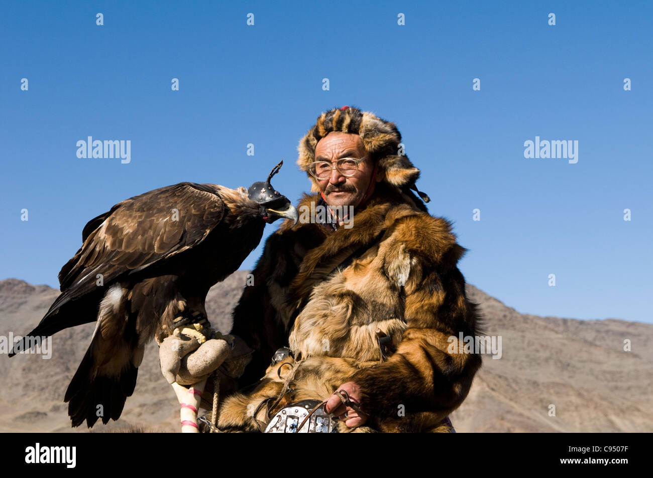 Kazakh eagle hunter and his golden eagle in the Altai Region of Bayan-Ölgii in Western Mongolia. Stock Photo