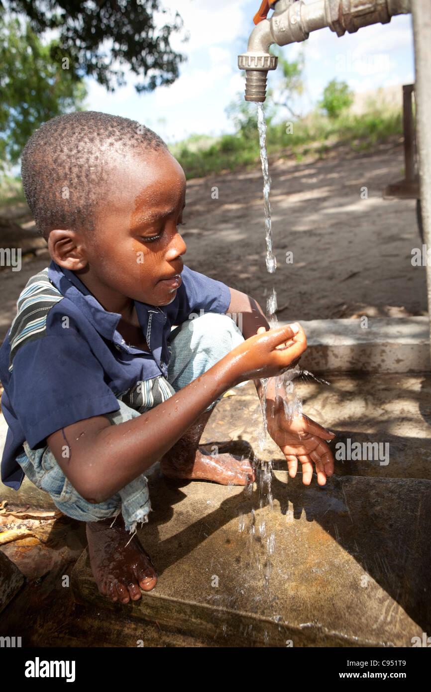 Africa dirty water child drink hires stock photography and images Alamy