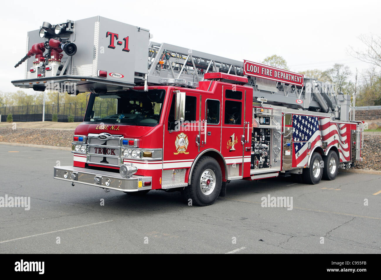 2007 pierce velocity 2000 300 100 rear mount tower hires stock