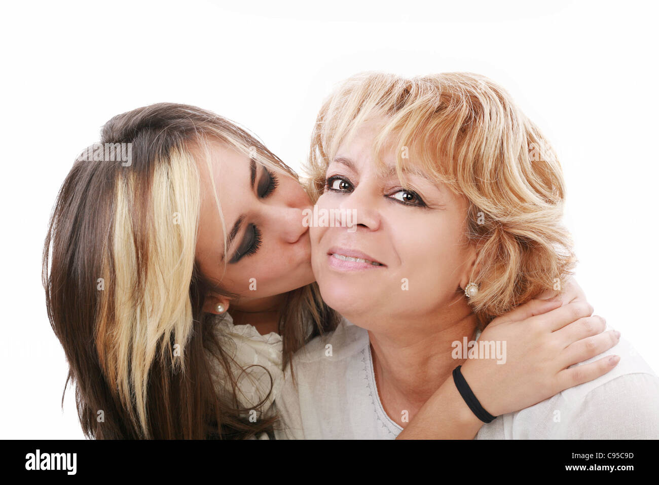 Лесбиянки совратили мать. Мама целует взрослую дочь. Мама+дочка+хахаль. Фото взрослая дочь целует маму. Фотобанк мама и взрослая дочь.