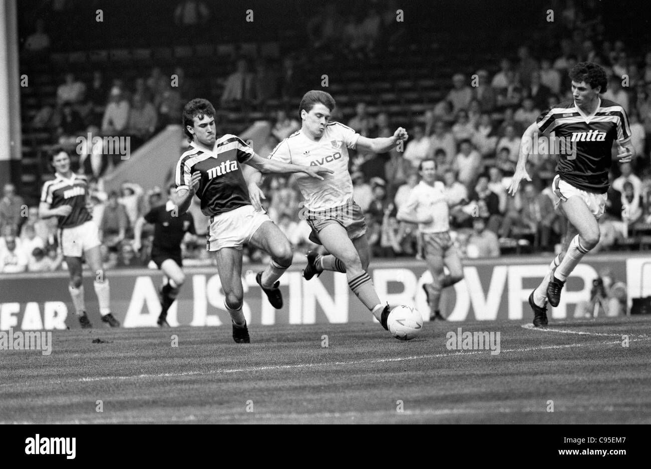 Aston Villa v West Ham United at Villa Park 25/4/87 Villa's Tony Dorigo and Hammers Tony Cottee with Martin Keown (right). Stock Photo