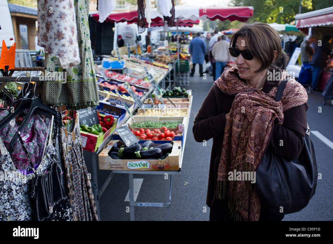 Woman shopping at outdoor market. Annecy, France. 21/09/2011. Stock Photo