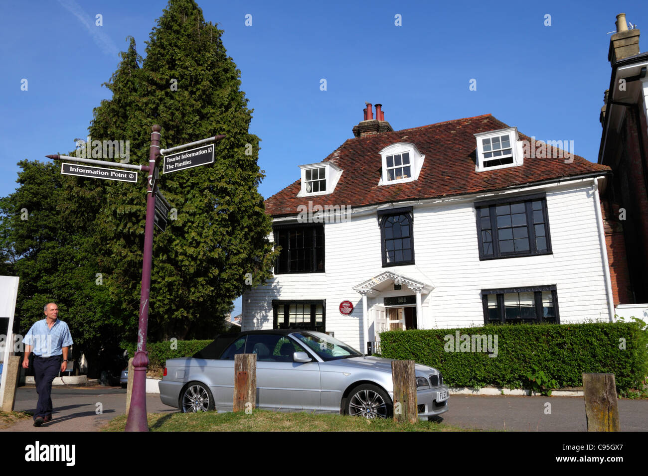 Sign to The Pantiles and Thackeray's restaurant, a typical Kentish style building with white painted weatherboards, Tunbridge Wells, Kent, England Stock Photo