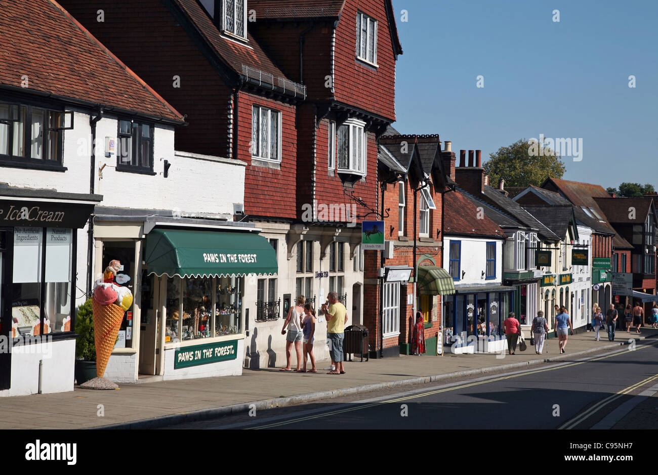 Lyndhurst The busy High Street of the town known as the Capital of the New Forest Stock Photo
