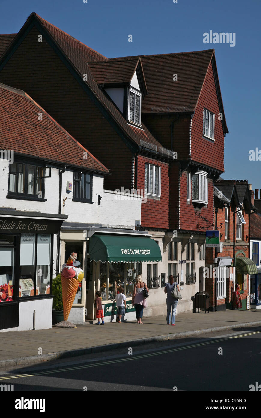 Lyndhurst The busy High Street of the town known as the Capital of the New Forest Stock Photo