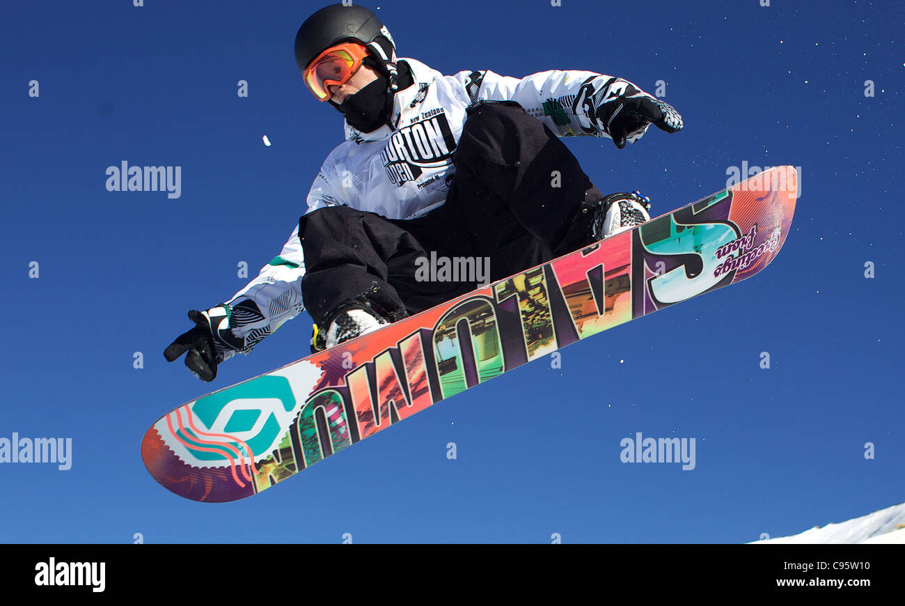 Snowboarder action in halfpipe hi-res stock photography and images - Alamy