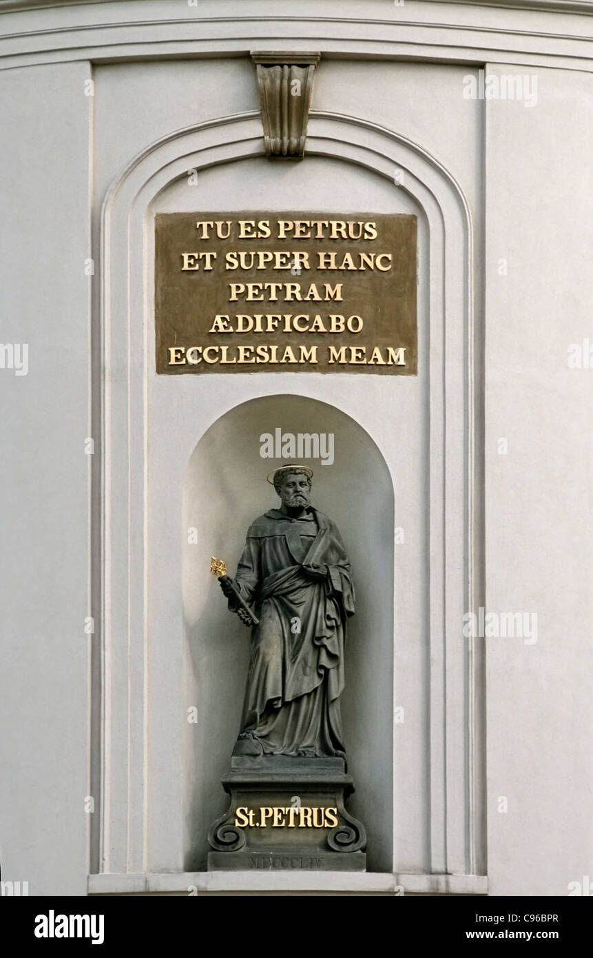 St Peter Statue With Latin Sentence Thou Art Peter And Upon This Rock I Will Build My Church Matthew 16 13 19 Stock Photo Alamy St Peter Statue With Latin Sentence Thou Art Peter And Upon This Rock I Will Build My Church Matthew 16 13 19 Stock Photo Alamy