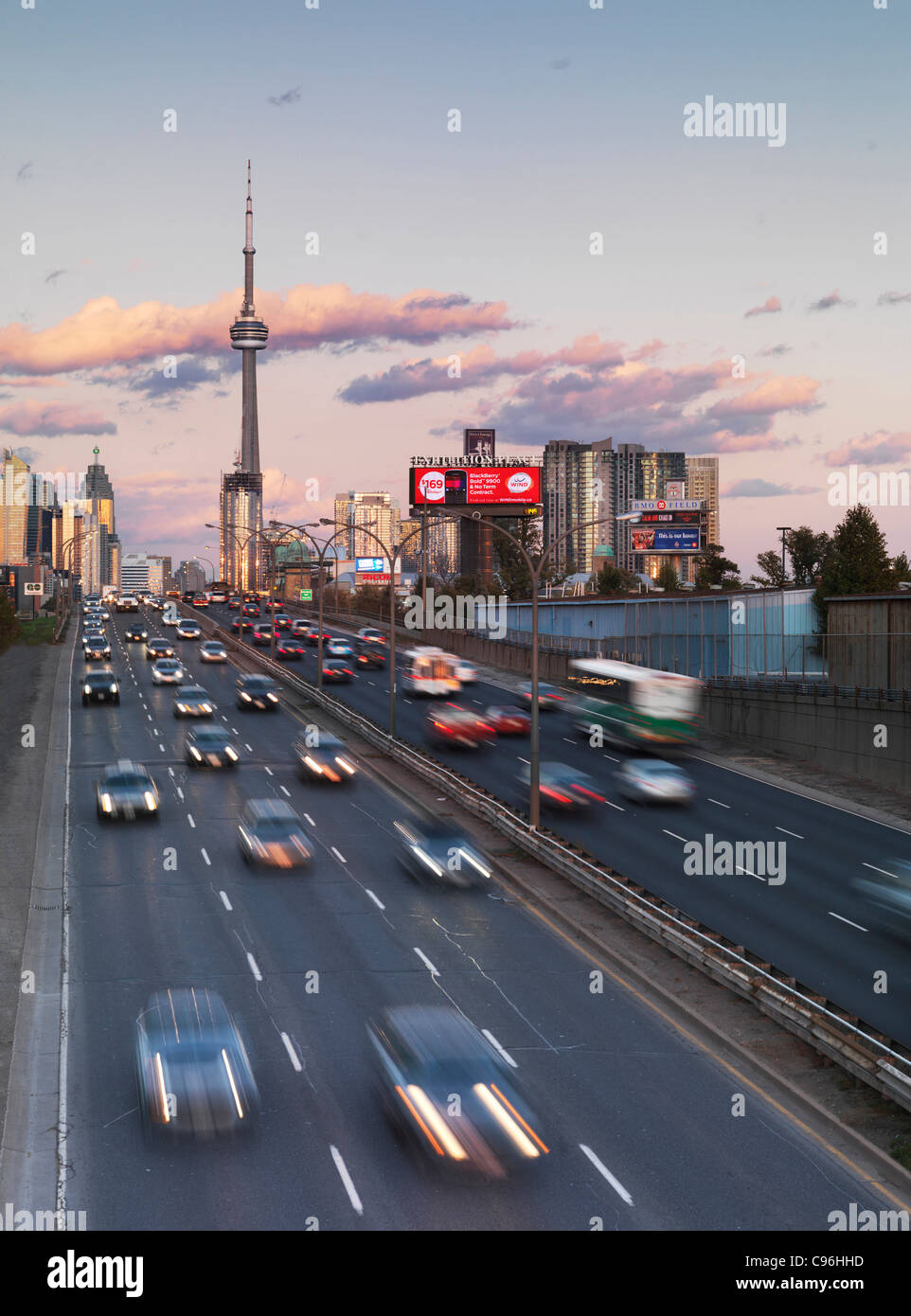 Highways In Toronto Roads and highways leading to the city hi-res stock photography and ...