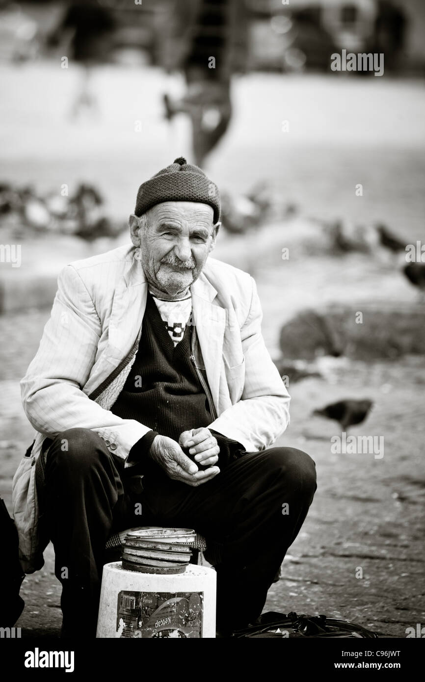 Poor Turkish man selling bird feed for pigeons - Istanbul Stock Photo