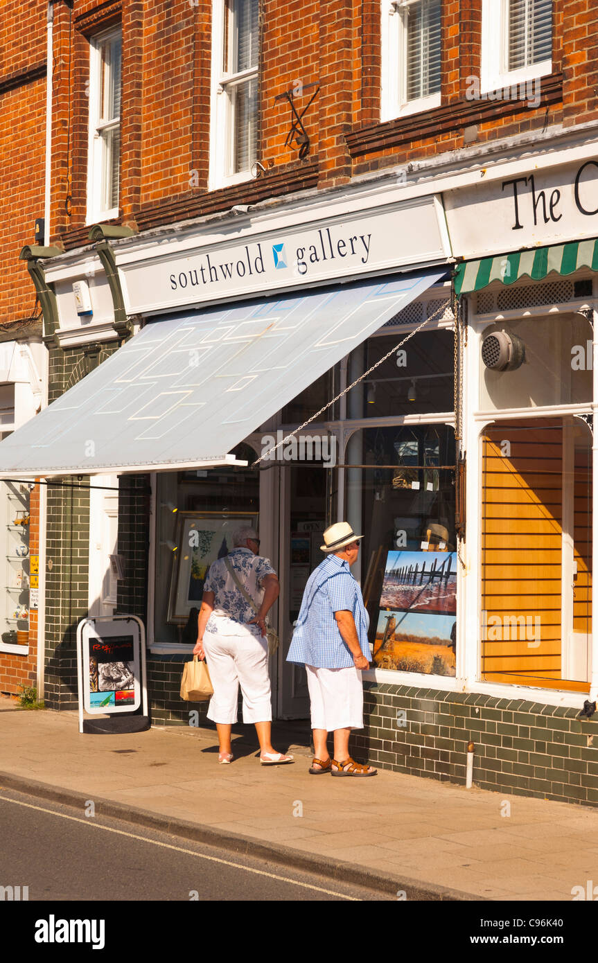 People window shopping at Southwold Gallery in Southwold , Suffolk , England , Britain , Uk Stock Photo