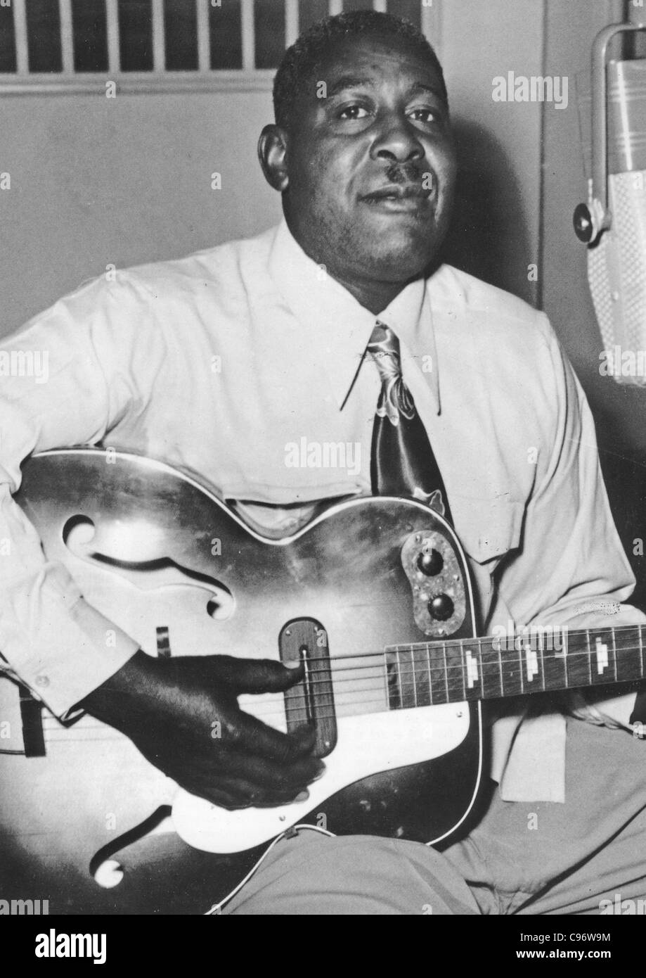 ARTHUR CRUDUP (1905-1974) US Blues musician recording for RCA Victor at their Chicago studios about 1945 Stock Photo