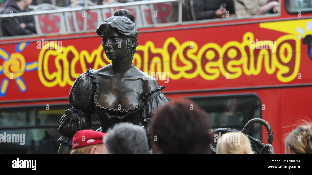 PASSENGERS ON A DUBLIN SIGHTSEEING BUS PEER OUT AT THE STATUE OF MOLLY MALONE. Stock Photo