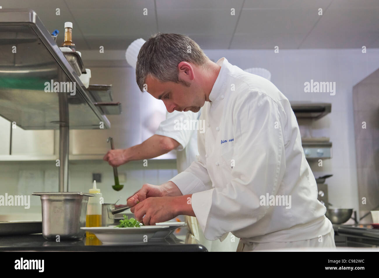 Kitchen brigade in action., CHATEAU SAINT-MARTIN & SPA - 2490 Avenue des Templiers - BP 102 - 06142 VENCE CEDEX Tél. : + 33 (0) Stock Photo