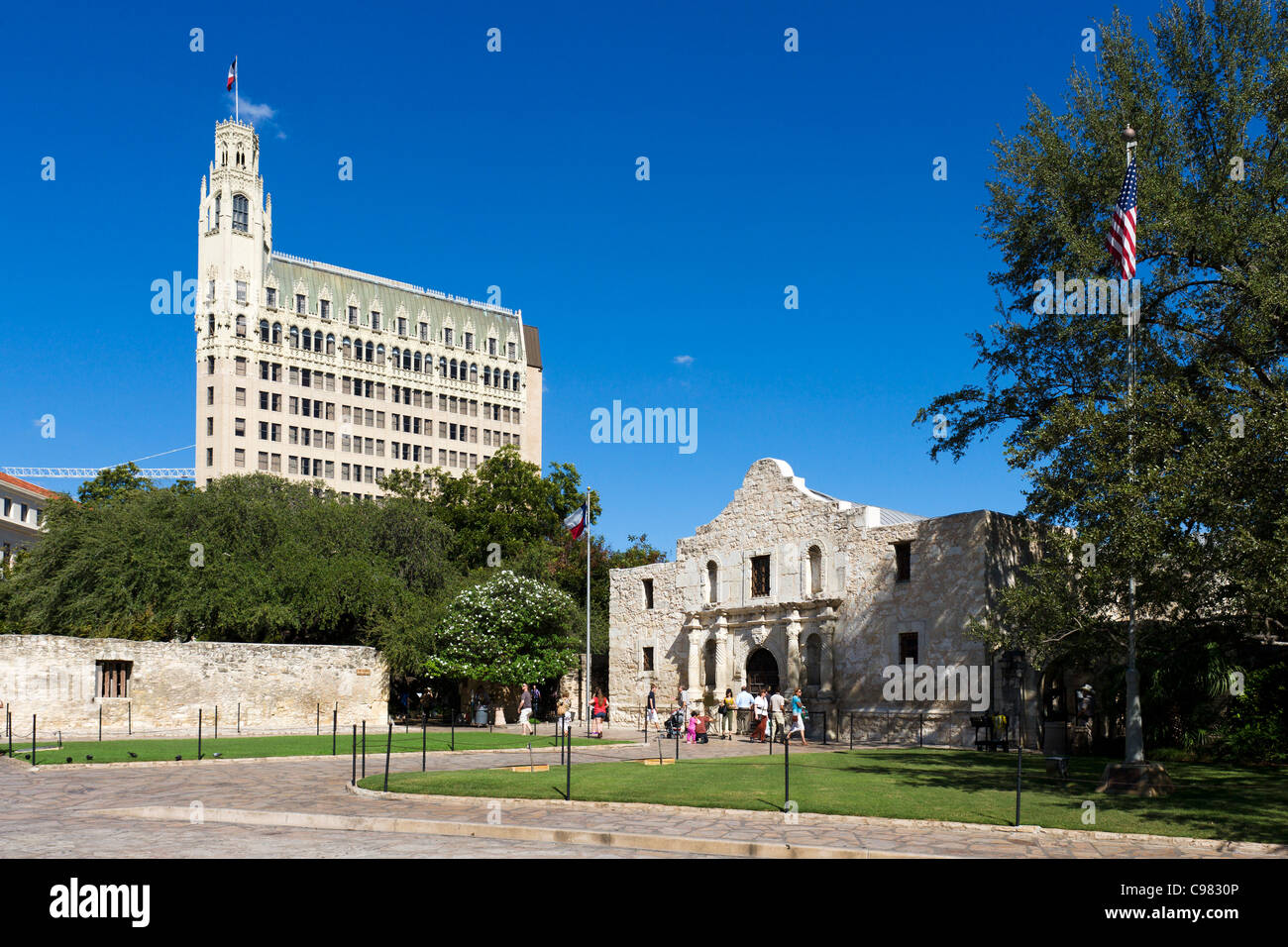 Alamo Plaza looking towards the Emily Morgan Hotel and The Alamo Mission, site of the famous battle, San Antonio, Texas, USA Stock Photo