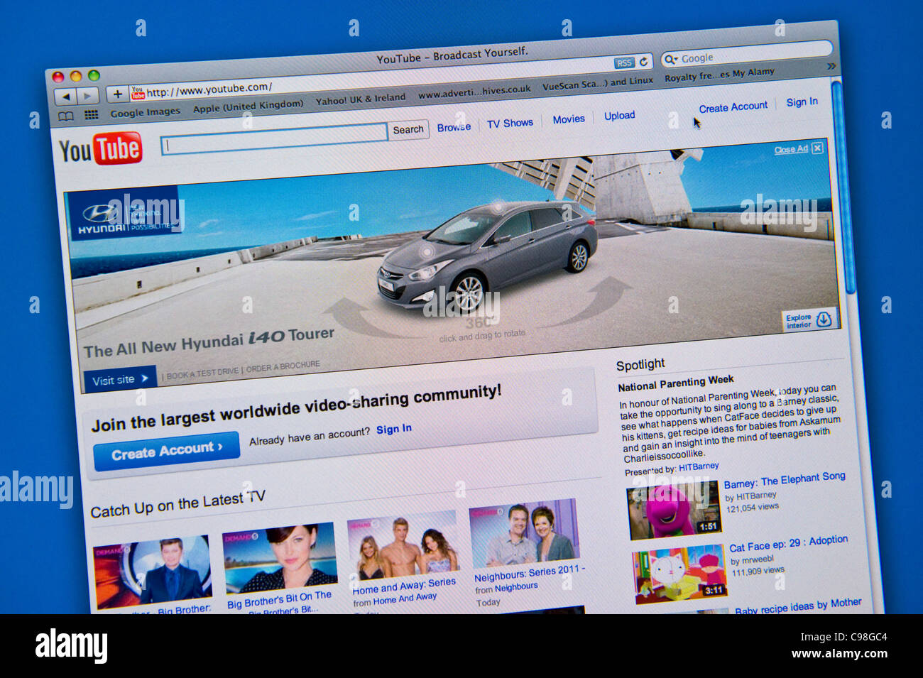 Internet website for youtube.com video sharing community with advert for Hyundai cars Stock Photo