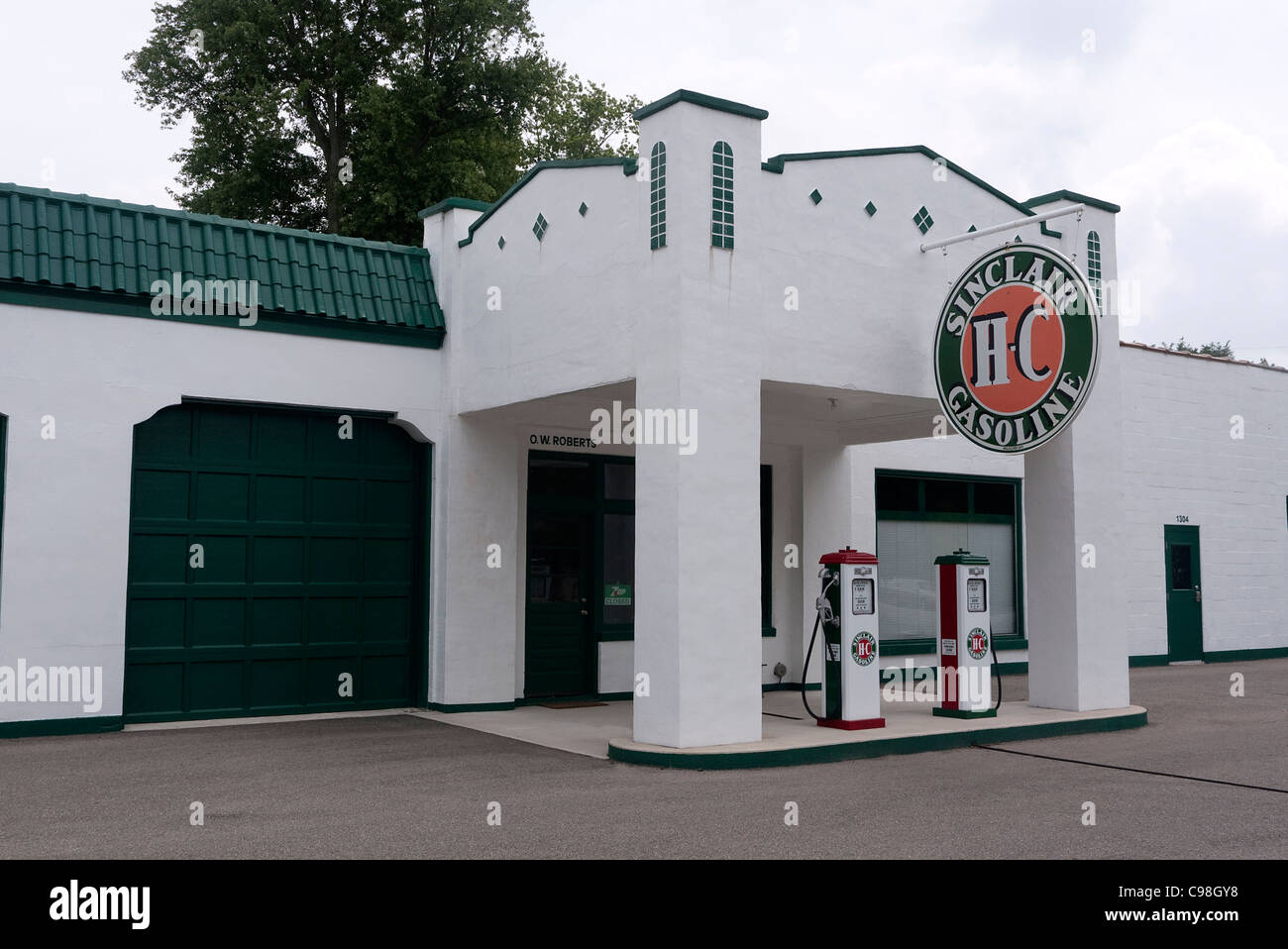 Classic 1950's Sinclair gas station in Auburn Indiana USA Stock Photo