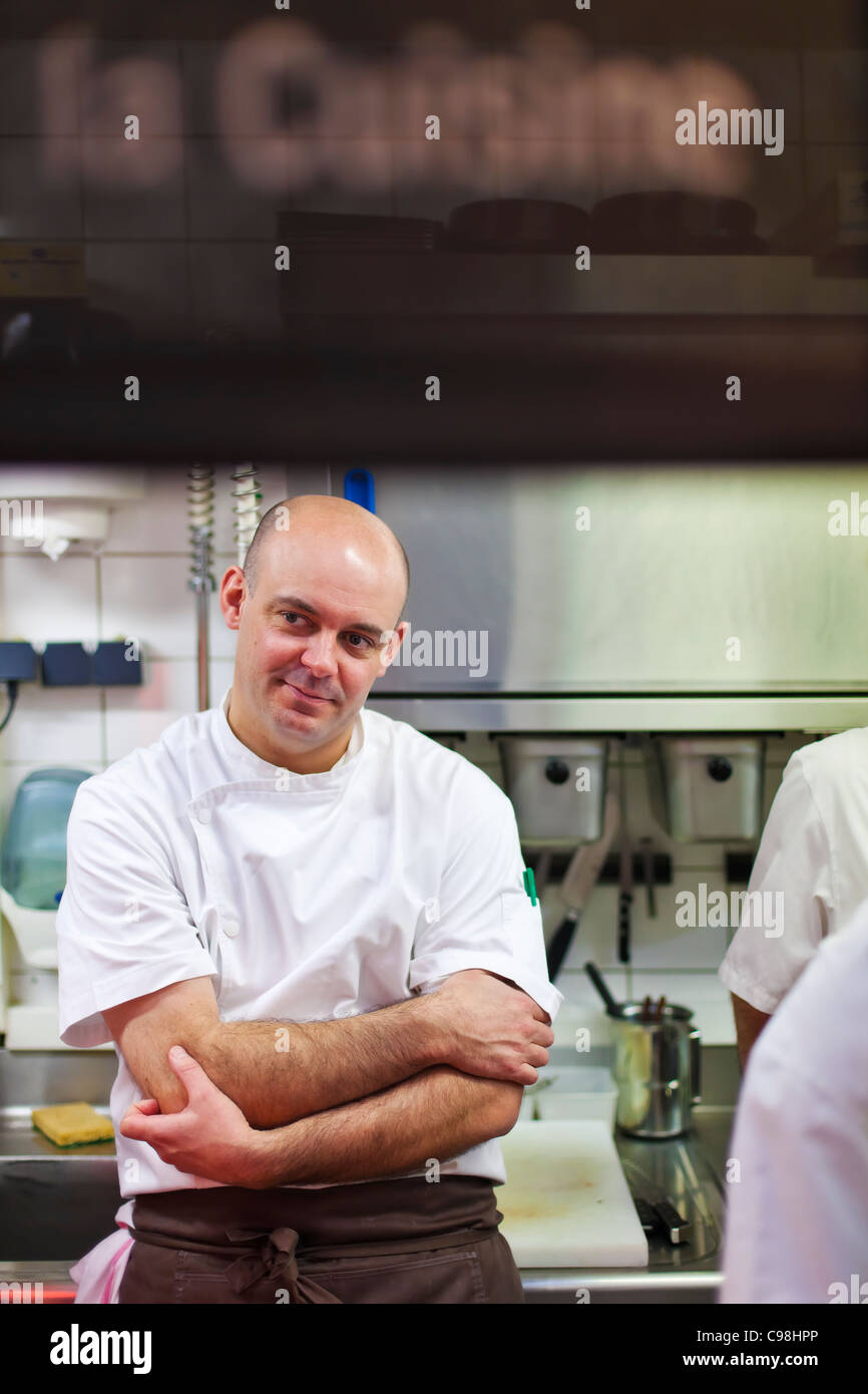 Chef Alexandre Bourdas in its kitchen, Restaurant Sa Qua Na 22, pl ...