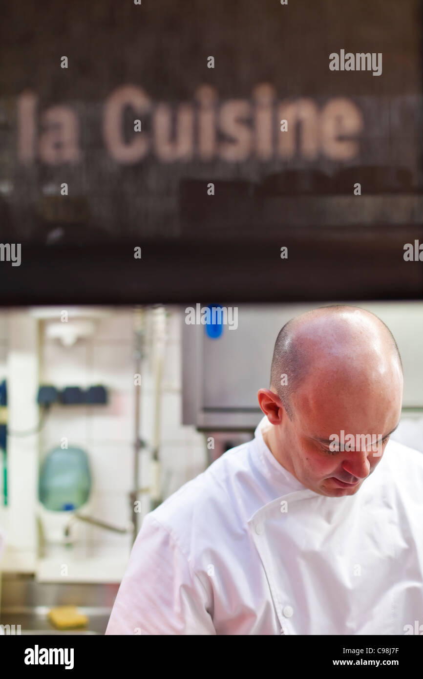 Chef Alexandre Bourdas in its kitchen, Restaurant Sa Qua Na 22, pl ...