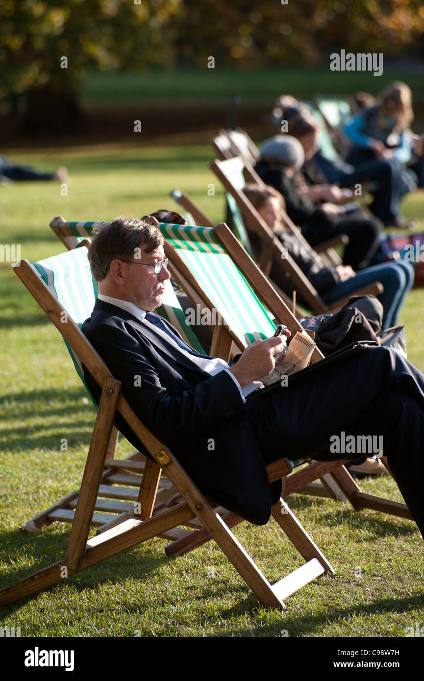 London park deck chair hi-res stock photography and images - Alamy