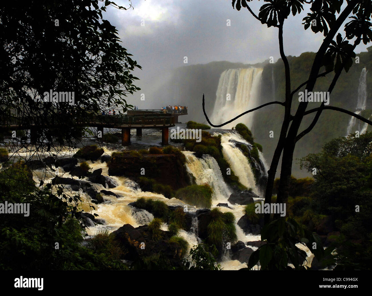 THE RIVER IGUAZU IN FULL FLOOD SURGES OVER THE IGUAZU FALLS IN BRAZIL Stock Photo