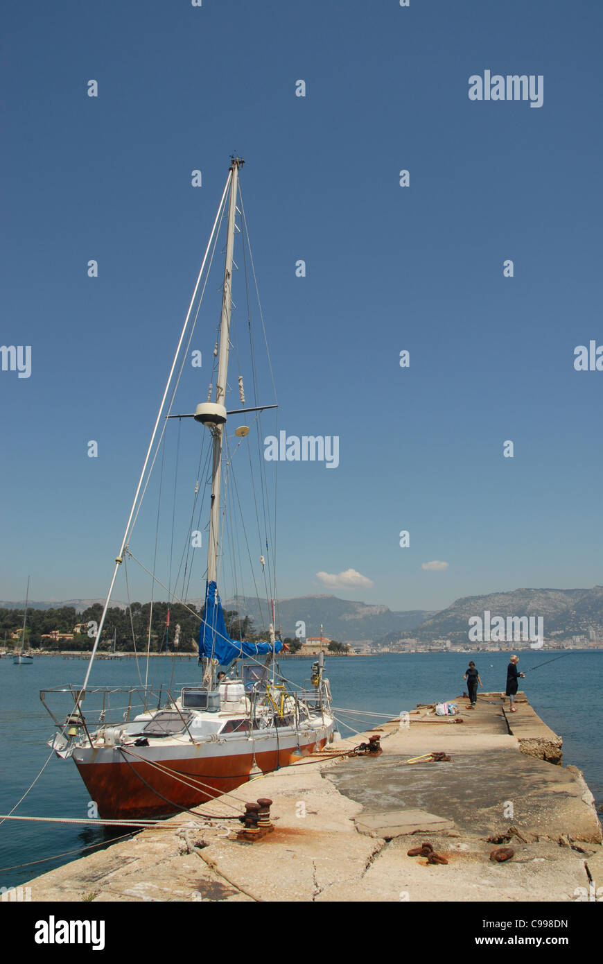 Sailboat on the fishing pier of Tamaris on the Presqu'île du Cap Sicle in  Var, Provence, France, view across the bay to Toulon Stock Photo - Alamy