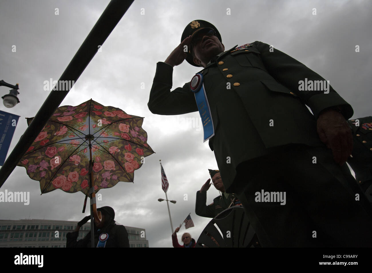 veteran salutes at veterans day parade in san francisco Stock Photo