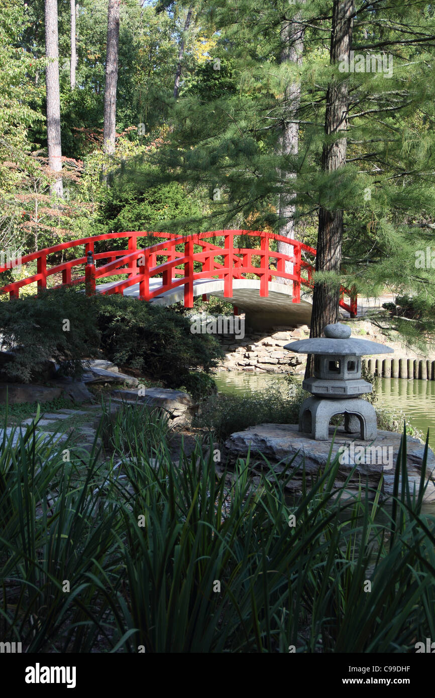 Red bridge in japanese garden hi-res stock photography and images - Alamy