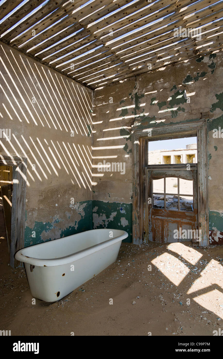 Bathtub in an abandoned house in Kolamanskop a former diamond mine in Namibia Stock Photo