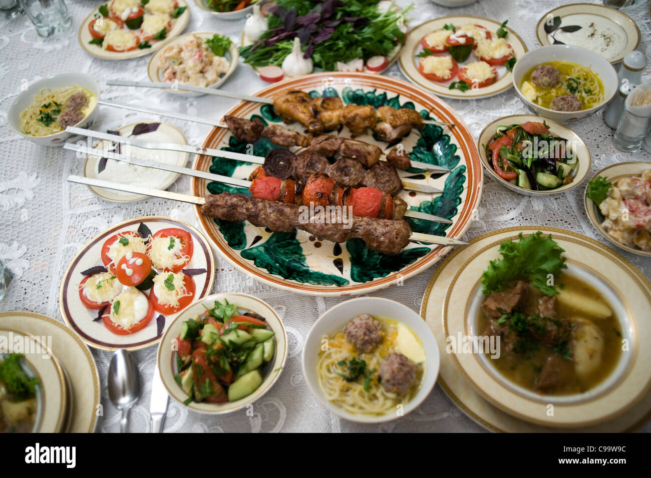 Comida tradicional. Samarcanda. UZBEKISTAN. Samarkand . Traditional food brochette Stock Photo