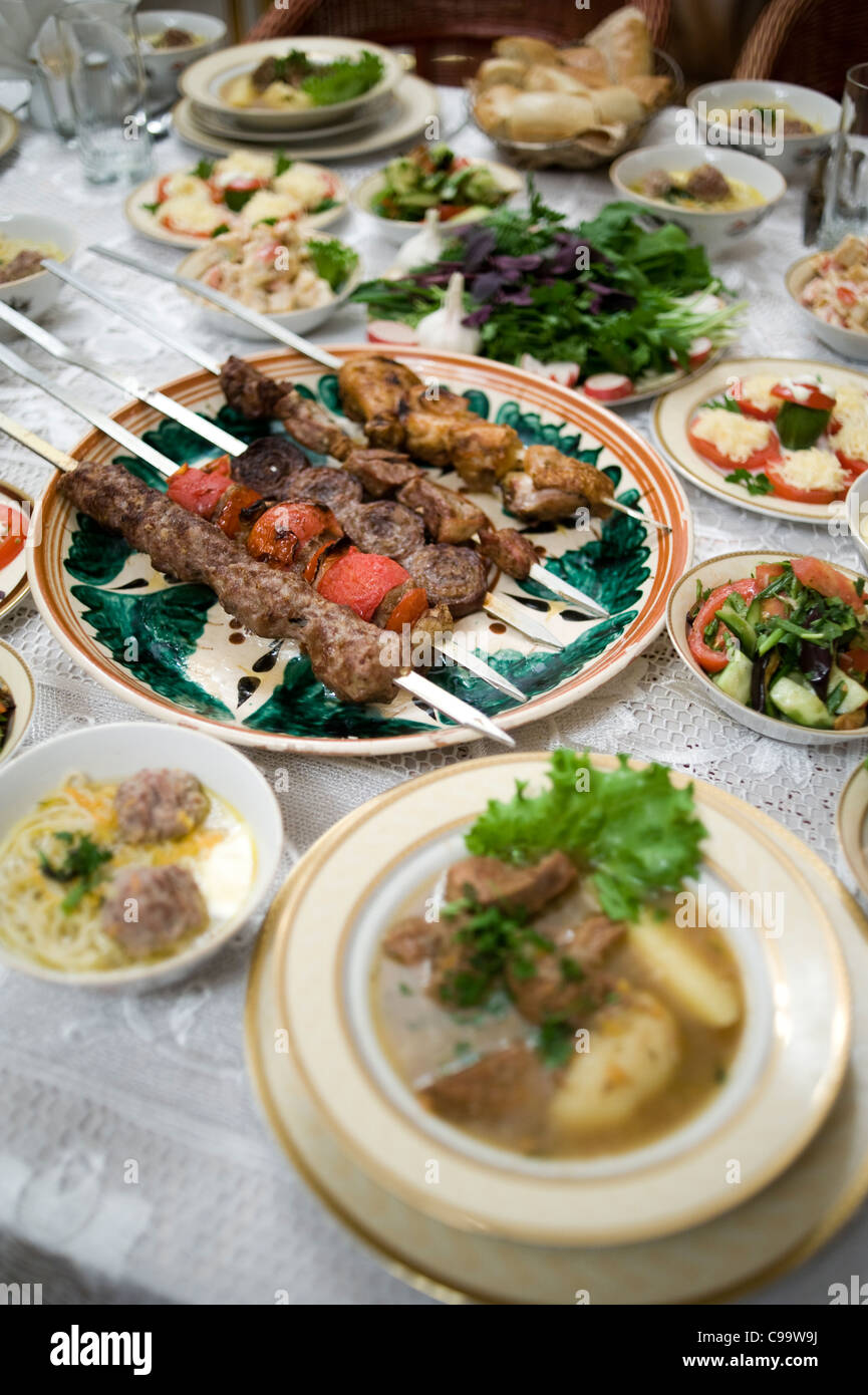 Comida tradicional. Samarcanda. UZBEKISTAN. Samarkand . Traditional food brochette Stock Photo