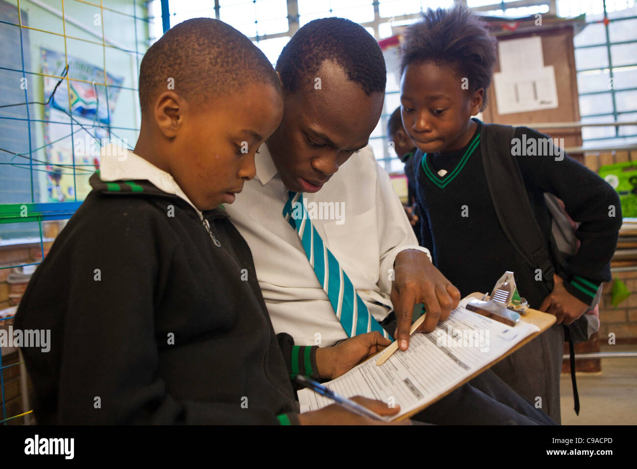 Theatre For Life Actors With Pupils Of Ithute Primary School Johannesburg Children In Education Learning Social Skills Stock Photo Alamy