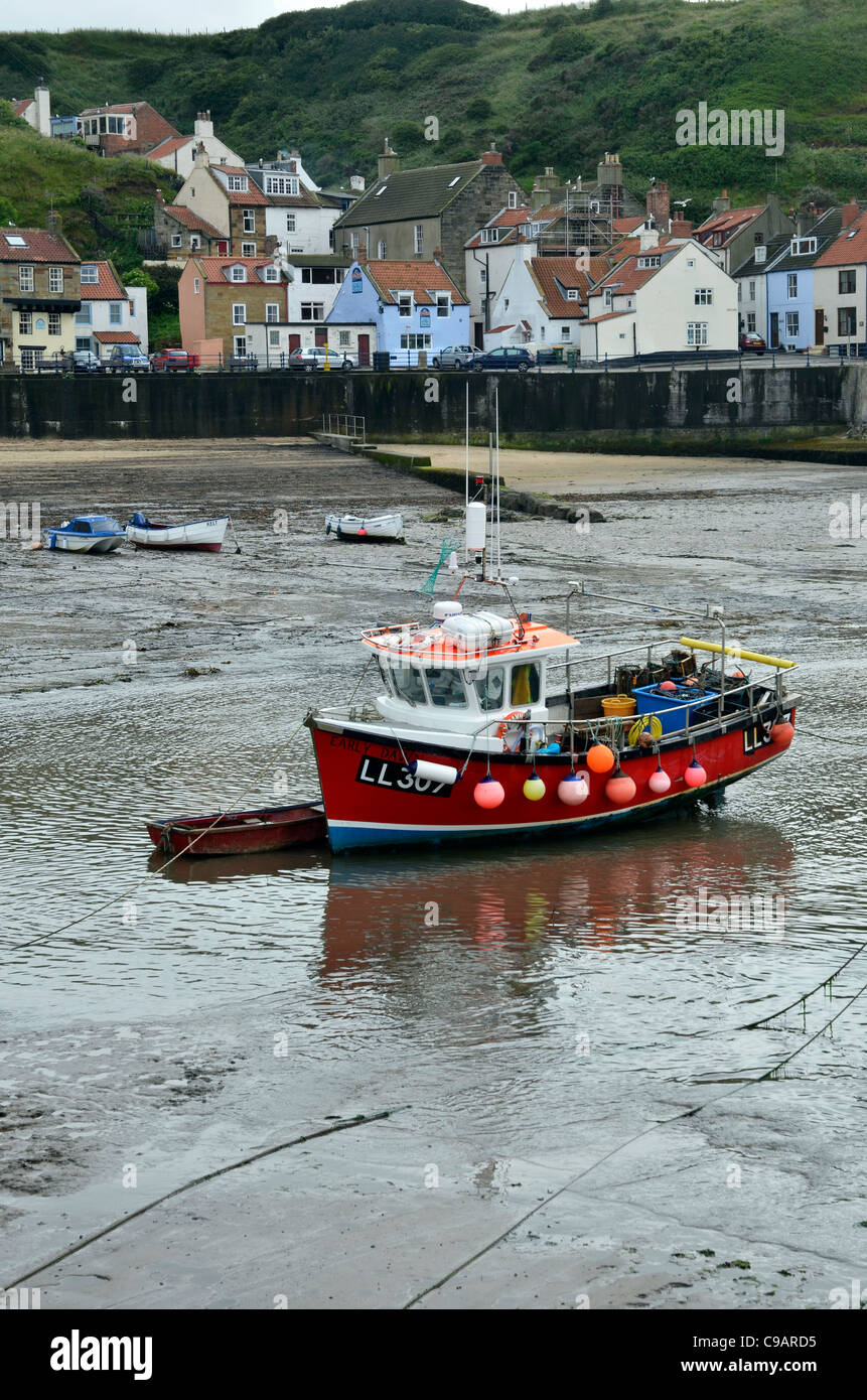 Fishing boats low tide staithes hi-res stock photography and images - Alamy