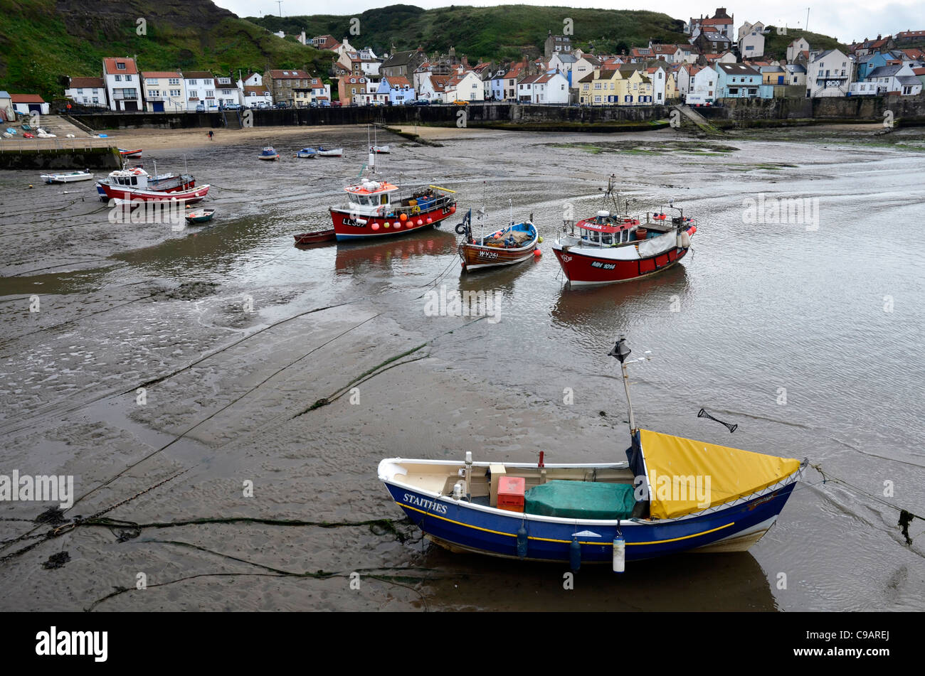 Fishing boats low tide staithes hi-res stock photography and images - Alamy
