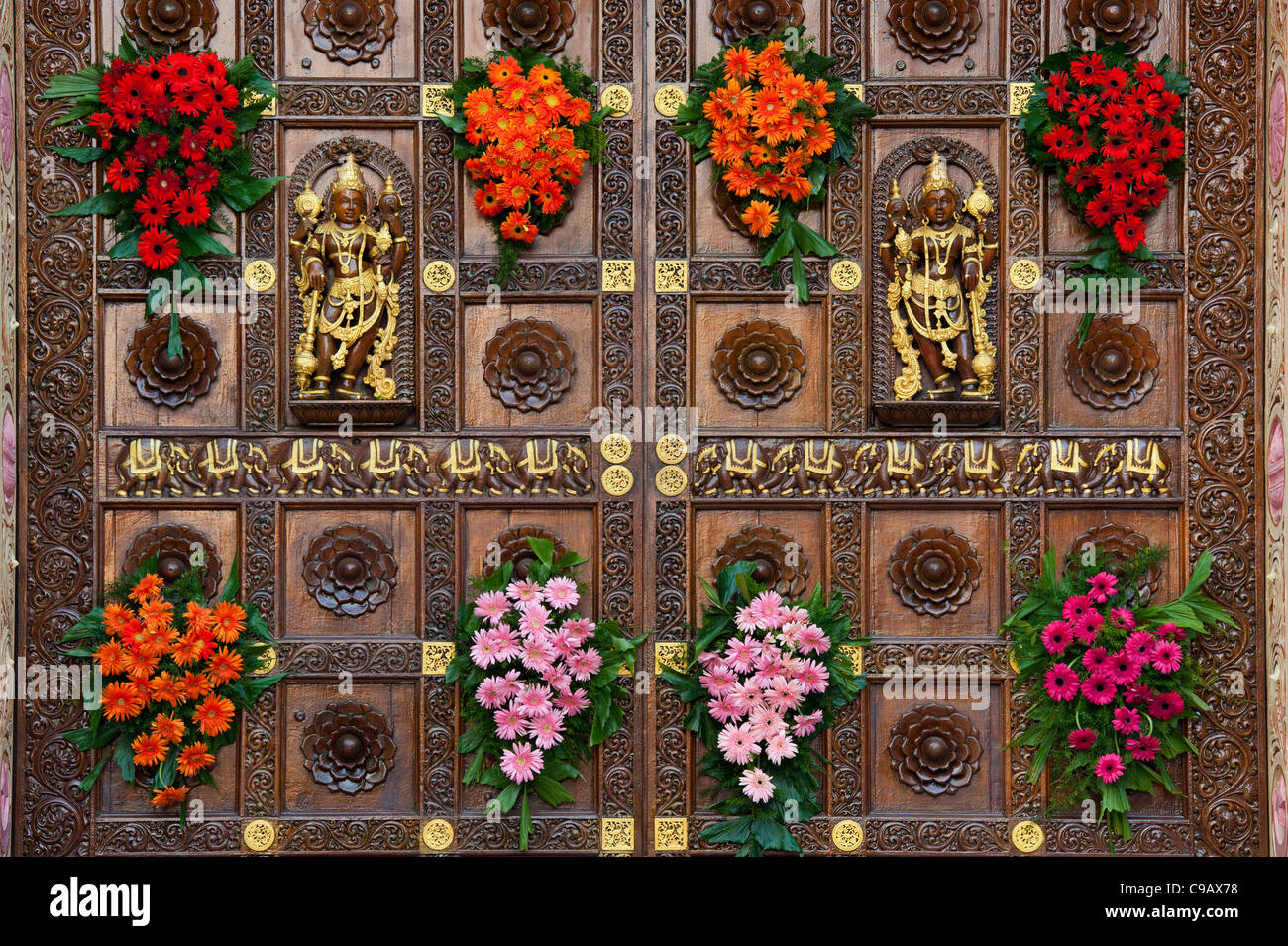 Sathya Sai baba ashram, decorated carved wooden gopuram gates. Puttaparthi, Andhra Pradesh, India Stock Photo