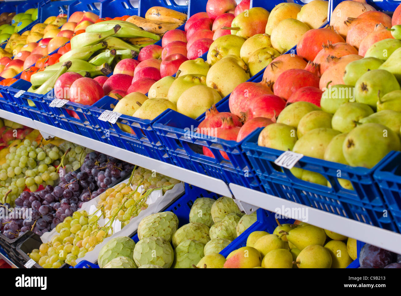 Fruit shop display of apples and pears hi-res stock photography and ...