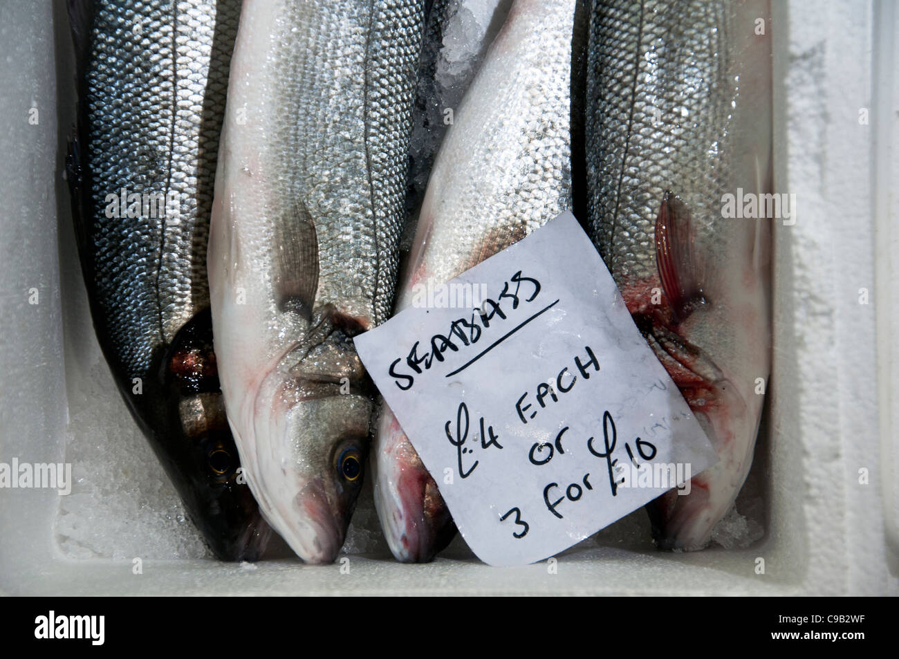 Box of fresh fish uk hi-res stock photography and images - Alamy
