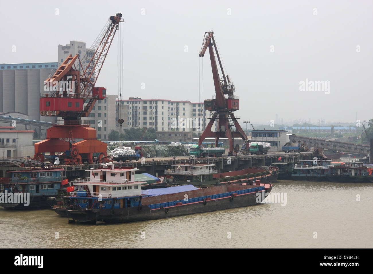 Gantry cranes loading bulk bags onto freighters at Yueyang, China Stock Photo