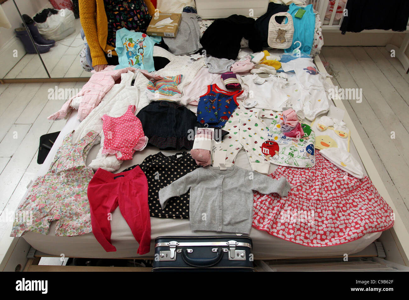 Clothes laid out on bed hi res stock photography and images Alamy