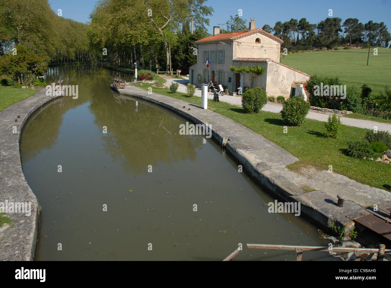 The lock Écluse de Peyruque on the Canal du Midi near Castelnaudary in Aude, Languedoc-Rousillon, France Stock Photo