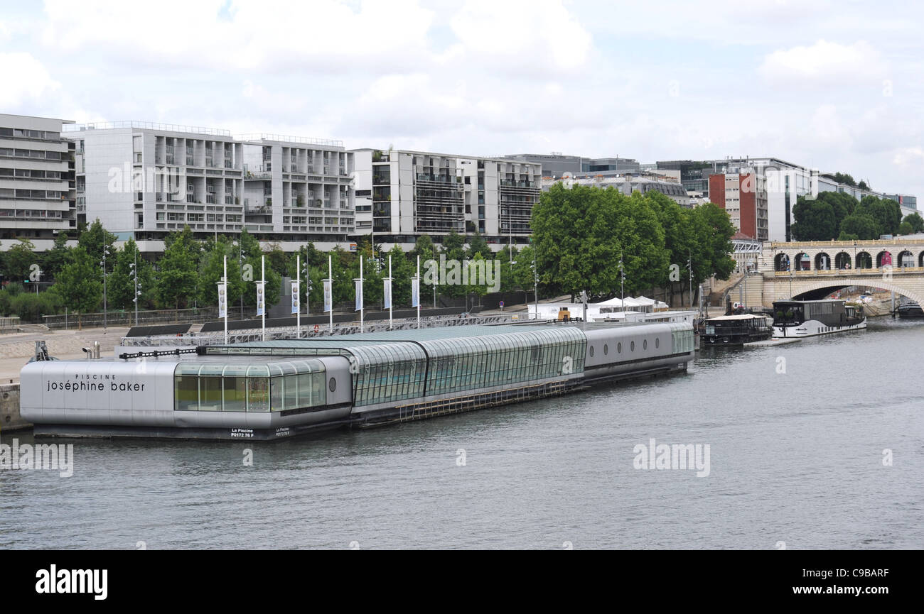 Floating pool "Piscine Josephine Baker" on the left bank of the Seine river in Paris, France, near Bibliothèque Mitterand Stock Photo