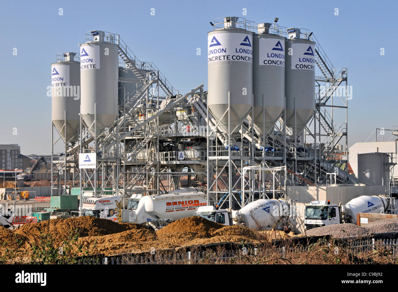 Ready mix concrete lorry hires stock photography and images Alamy