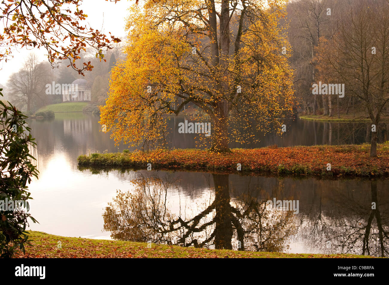 English lake in autumn with reflections of trees in the water Stock ...