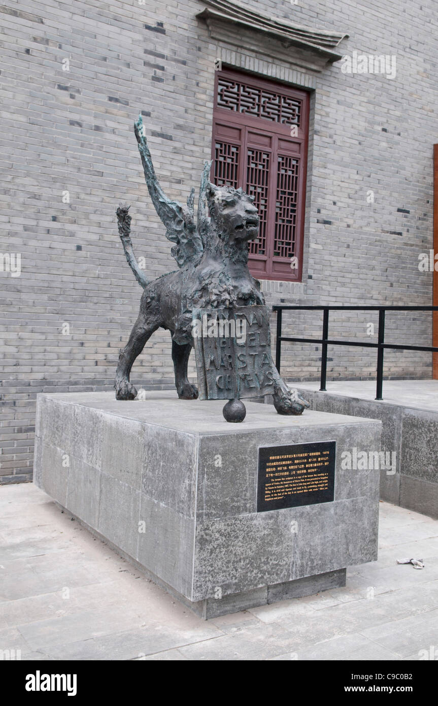 China Jiangsu Yangzhou, Bronze lion sculpture outside the Marco Polo Museum a copy of statue standing in a square in Venice Stock Photo