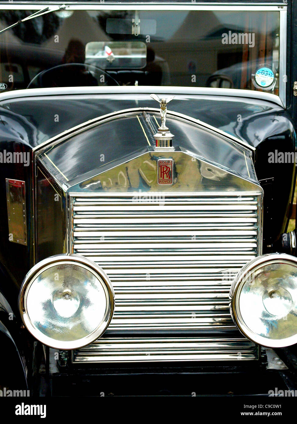 Front radiator grill, Vintage Rolls Royce Stock Photo - Alamy
